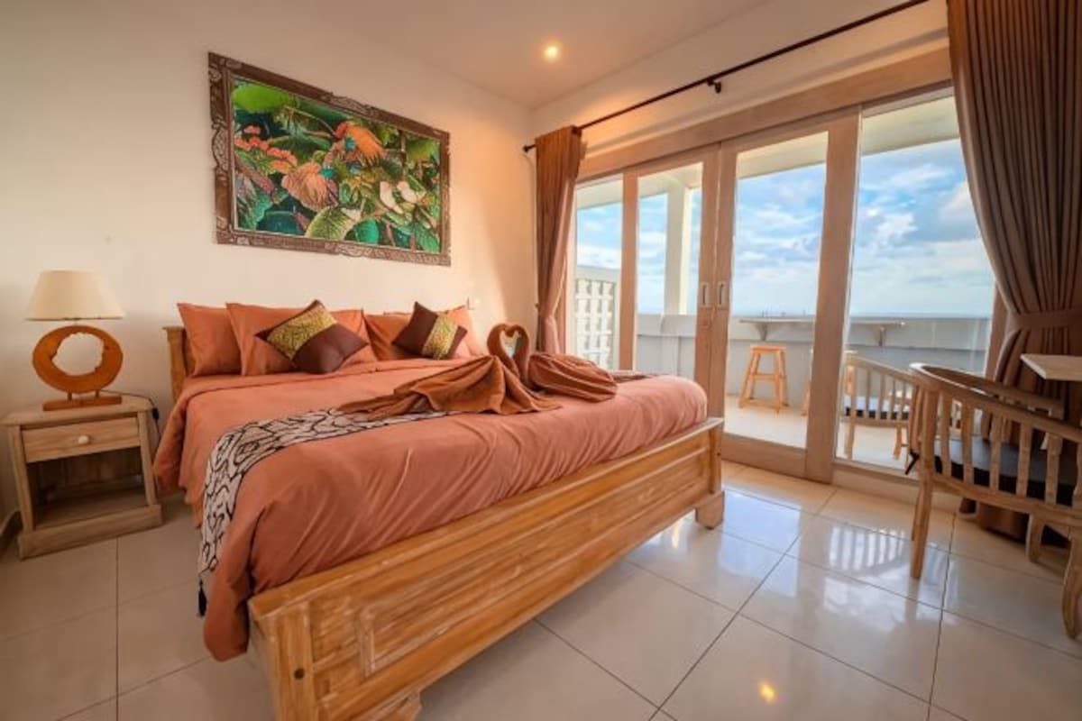 Minibar, cortinas opacas, wifi gratis y ropa de cama