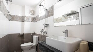Ein modernes Badezimmer mit Toilette, Waschbecken und Badewanne.