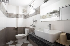 Tomannsrom – familie | Bad | Dusj, regndusjhode, hårføner og tøfler