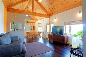 Room (SNUG) | Living area | TV