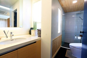 Room (NOOK) | Bathroom | Shower, free toiletries, towels, soap