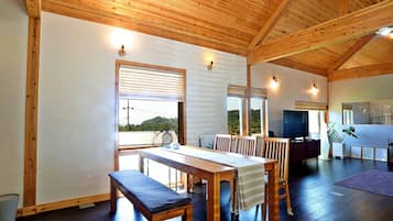 Room (SNUG) | In-room dining