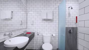 Superior-huone | Kylpyhuone | Suihku, sadesuihkupää, ilmaiset hygieniatuotteet, tohvelit