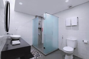 Suite junior | Baño | Regadera, regadera tipo lluvia, amenidades de baño gratuitas, pantuflas 