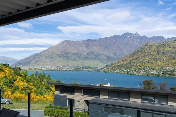 Un bâtiment moderne offrant une vue sur un lac et des montagnes.