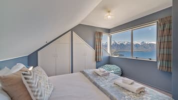 4 bedrooms, iron/ironing board, free WiFi, bed sheets