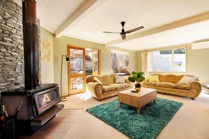 Private 5 Bedroom House | Living room - Picturesque View (Queenstown)