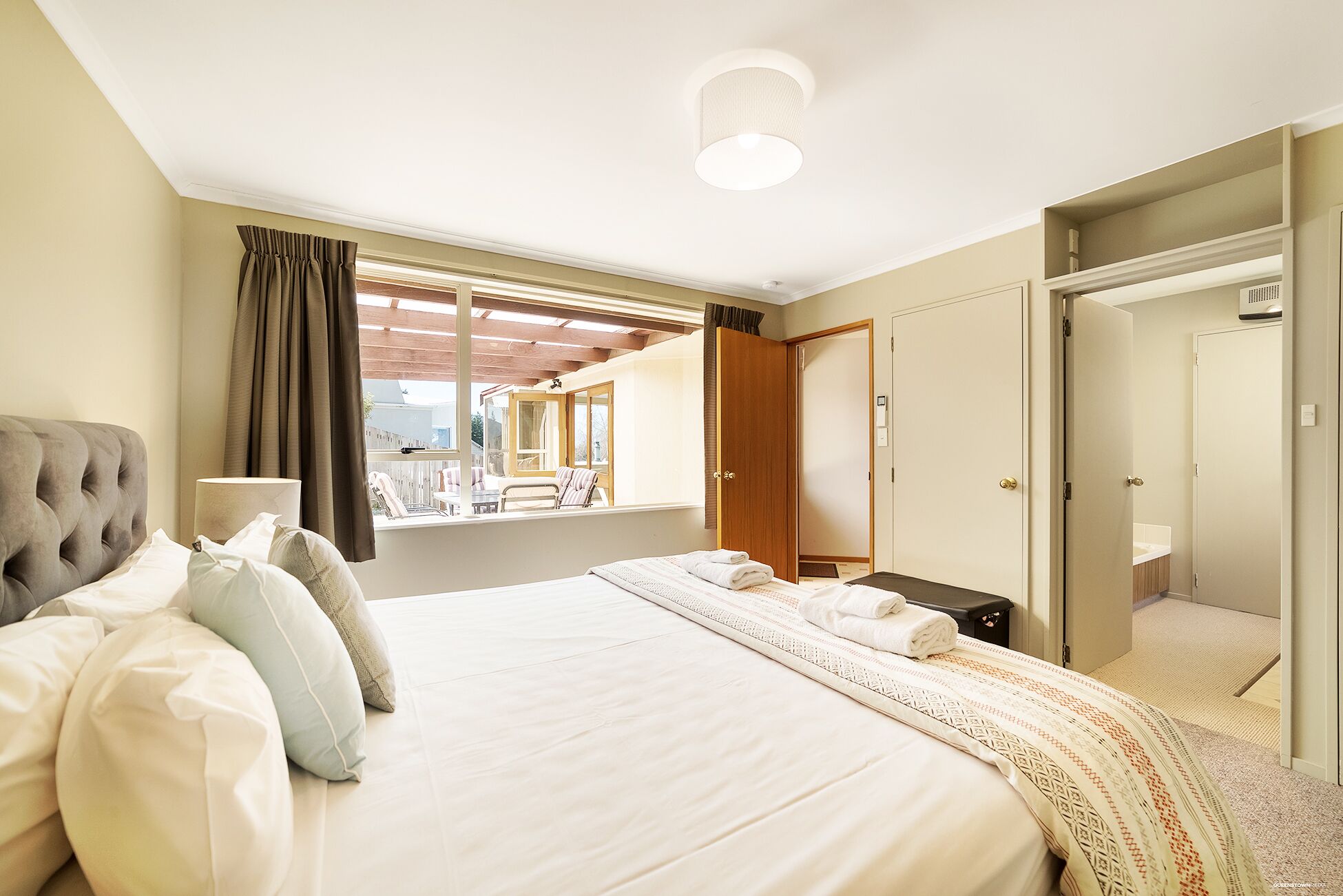 Private 5 Bedroom House | 4 間臥室、熨斗/熨衣板、免費無線上網、床單