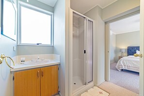 Private 5 Bedroom House | Bathroom - Picturesque View (Queenstown)