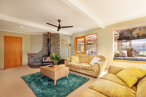 Private 5 Bedroom House | Living room - Picturesque View (Queenstown)