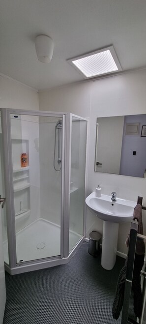 Shower, hair dryer, towels, soap - Lakefront Location Taupo (Taupo)