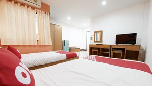Una habitación de hotel con una cama grande, televisión, armario y escritorio.
