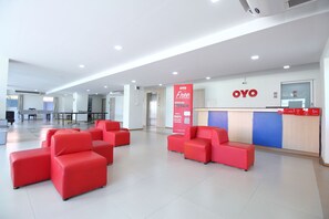 Lobby sitting area - OYO 474 Tara Residence (Thanyaburi)