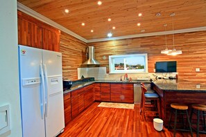 House | Private kitchen | Full-sized fridge, microwave, stovetop, electric kettle - Hygge 101 The Stay (Seogwipo)