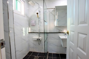 Ferienhaus | Badezimmer | Duschwanne, kostenlose Toilettenartikel, Haartrockner, Handtücher