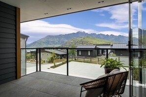 Private 4 Bedroom Duplex | Balcony - Bright, Modern, Plush - Brand New Townhouse (Queenstown)