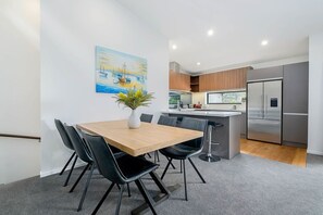Private 4 Bedroom Duplex | In-room dining - Bright, Modern, Plush - Brand New Townhouse (Queenstown)
