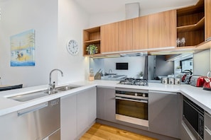 Dúplex | Cocina privada | Frigorífico grande, microondas, horno y placa de cocina