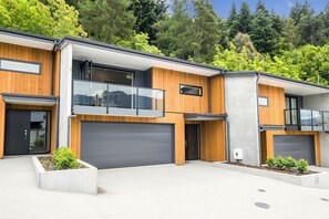 Exterior - Bright, Modern, Plush - Brand New Townhouse (Queenstown)