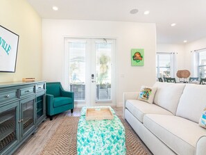 Flat-screen TV, music library - Classic Margaritaville Cottage w/ Full Kitchen & Indoor/Outdoor Living (Kissimmee)
