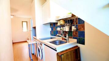 Dúplex familiar (24) | Cocina básica privada | Frigorífico, placa de cocina, arrocera y utensilios de cocina