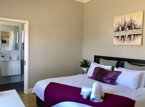 Estudio Deluxe, 1 cama Queen size y sofá cama | Tabla de planchar con plancha y ropa de cama