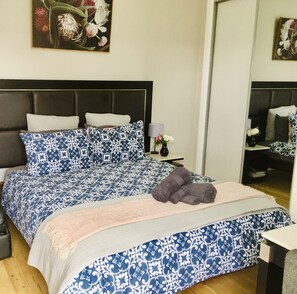 Tabla de planchar con plancha y ropa de cama
