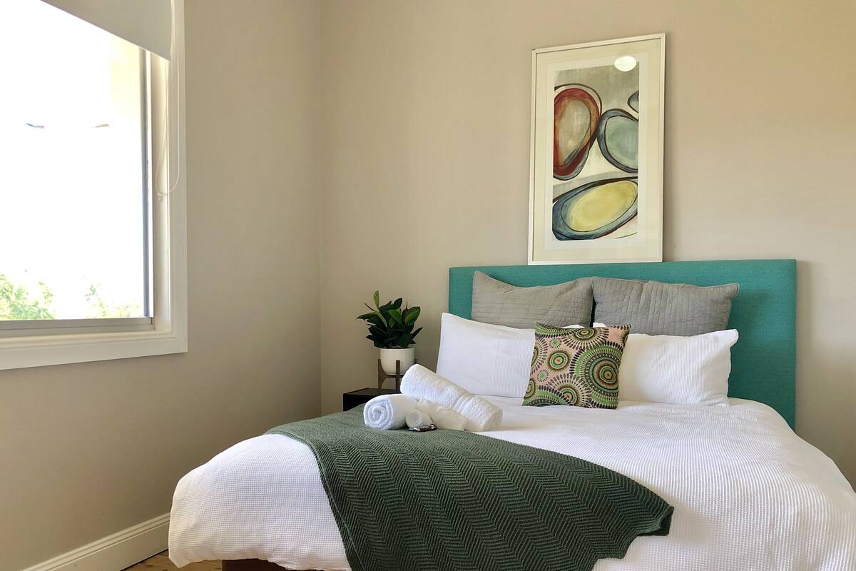 Tabla de planchar con plancha y ropa de cama