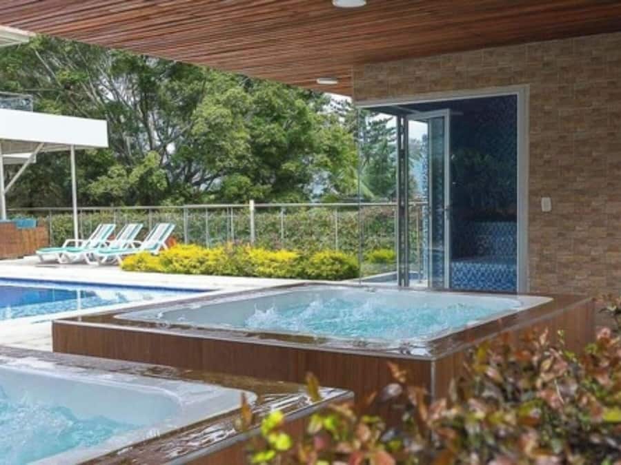 Bañera de hidromasaje exterior