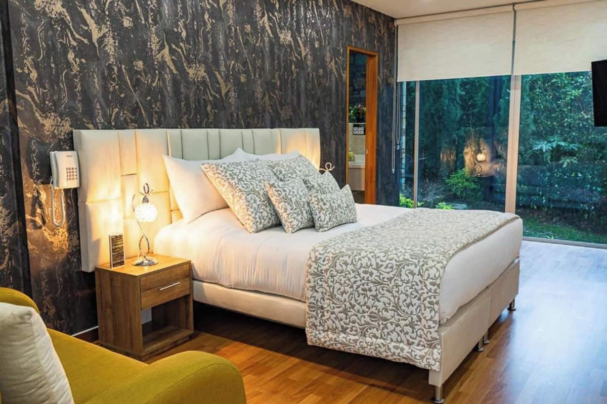 Twin Room | In-room safe, blackout drapes, WiFi (free), bed sheets