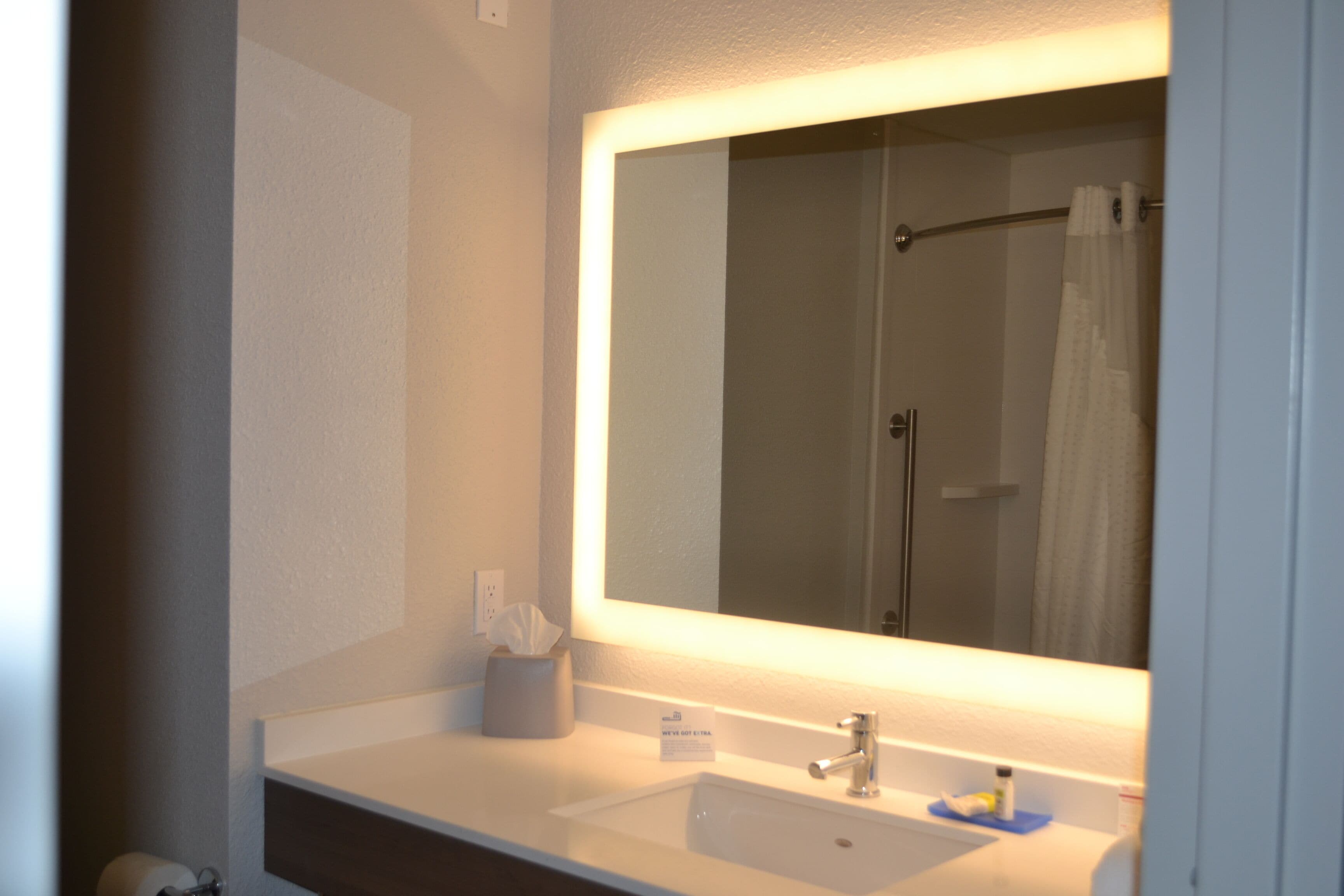 combined shower/bathtub, hydromassage showerhead, free toiletries