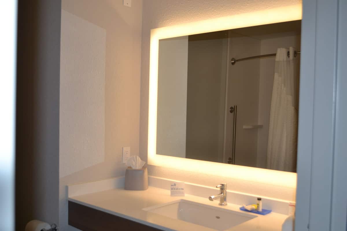 combined shower/bathtub, hydromassage showerhead, free toiletries