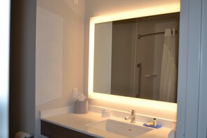 Kombination af bruser/badekar, brusehoved med hydromassage