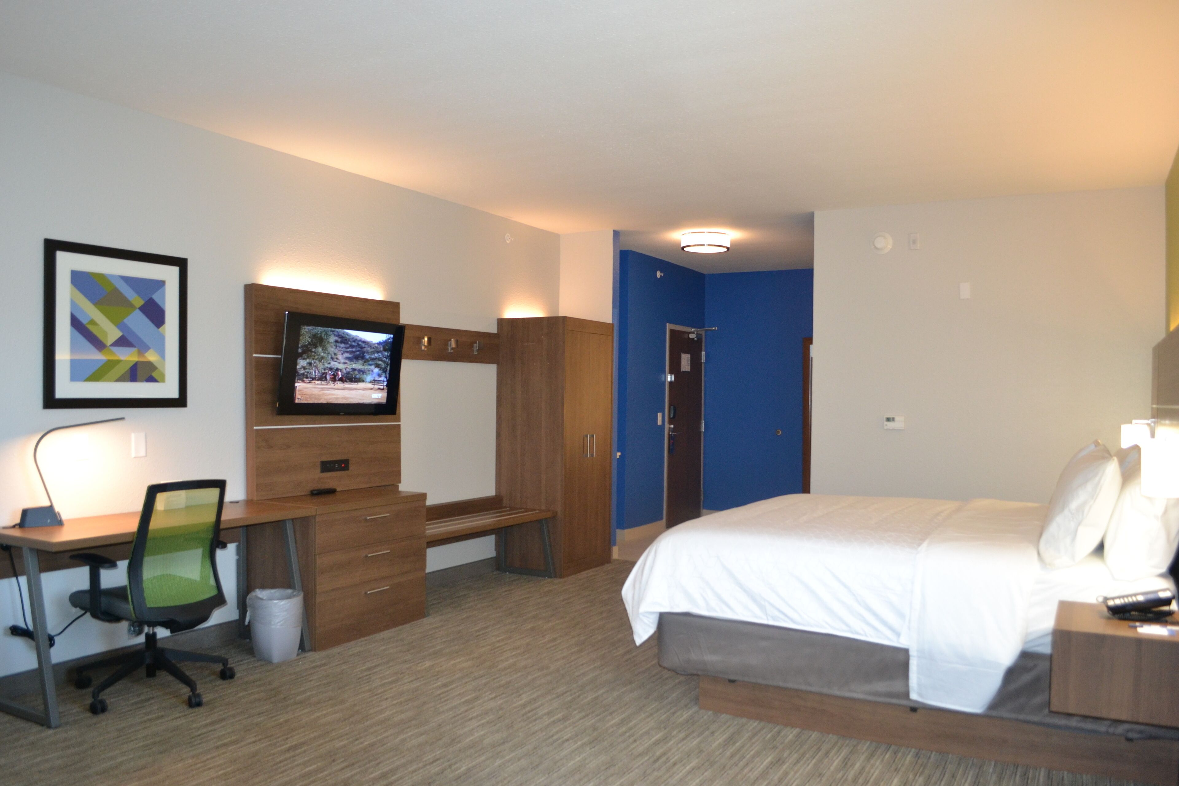 standard room, 1 king bed, accessible bathtub (communications, accessible tub) | living area | 43-inch led tv with cable channels, tv