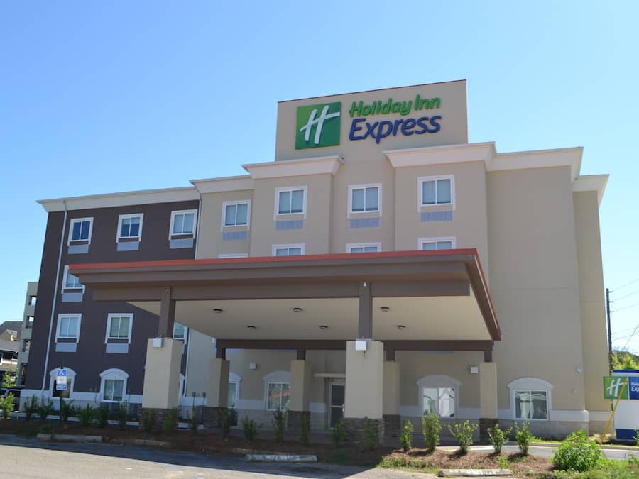 Edificio de Holiday Inn Express con entrada cubierta y varias ventanas.