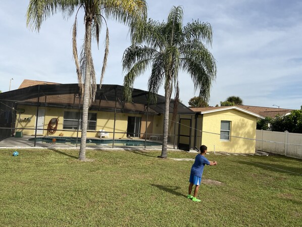 A residential area with a house, a swimming pool, and a grassy yard. - Best location villa, in central Florida. (Orlando)