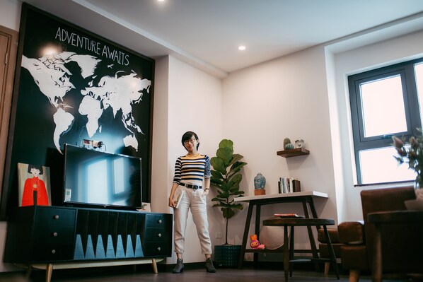 شقة بتصميم مميز - عدة أسرّة | منطقة المعيشة | تلفزيون بشاشة مسطحة بحجم 42-بوصة يعرض قنوات تلفزيونية باشتراك مدفوع