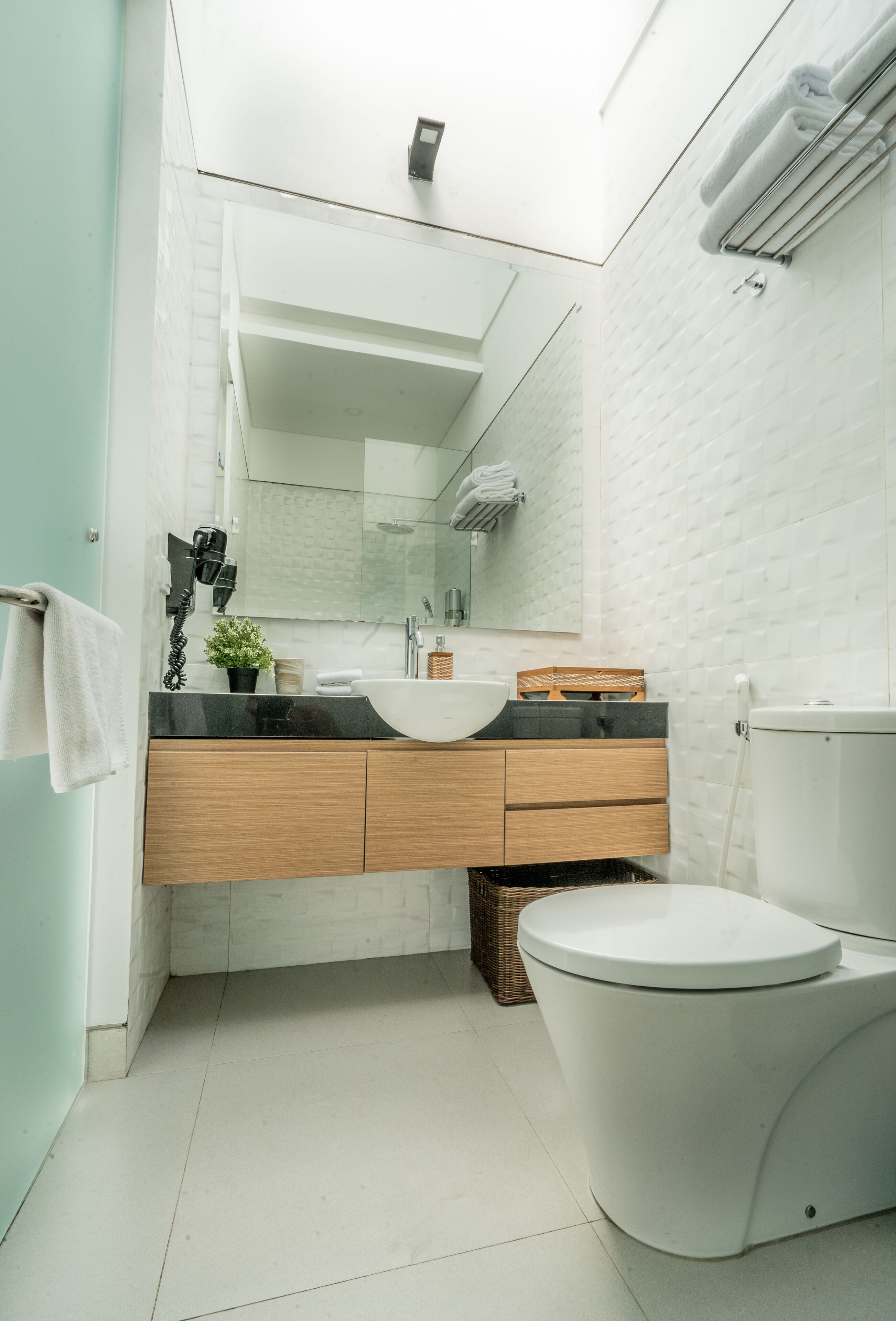 Douche, sèche-cheveux, bidet, serviettes fournies