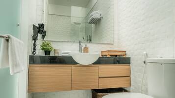 Douche, sĂšche-cheveux, bidet, serviettes fournies