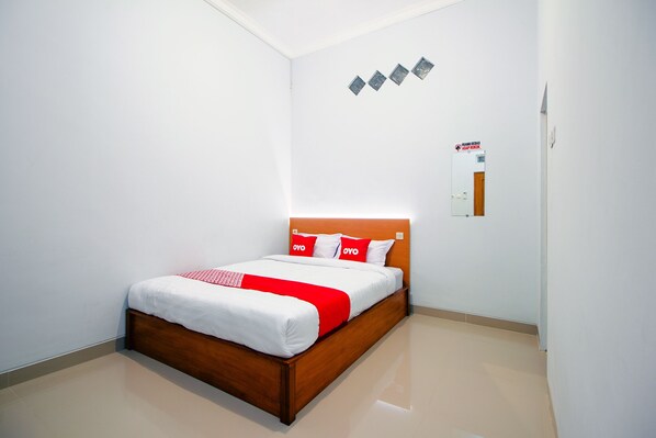 Desk, free WiFi, bed sheets