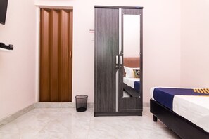 Habitació individual bàsica | Escriptori, wifi gratuïta i roba de llit