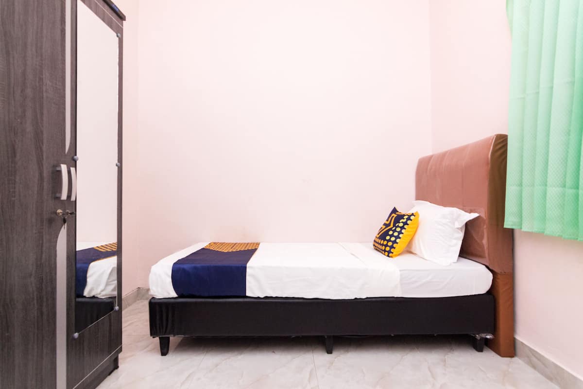 Basic Single Room | Desk, free WiFi, bed sheets