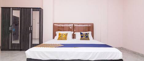 Double Room | Desk, free WiFi, bed sheets