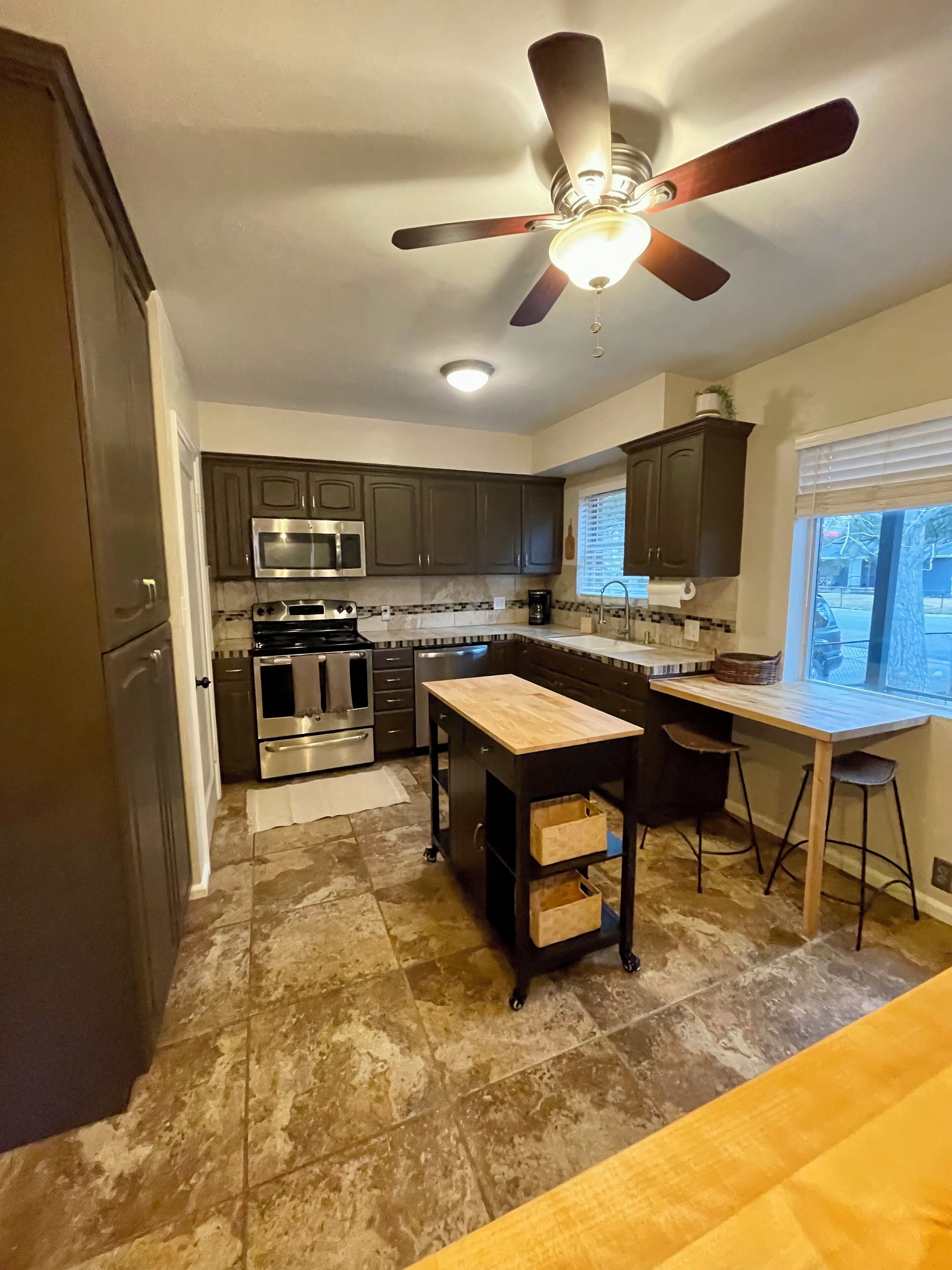 Jääkaappi, mikroaaltouuni, uuni, liesi