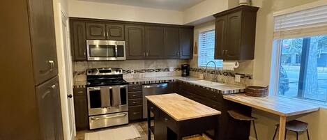 Jääkaappi, mikroaaltouuni, uuni, liesi