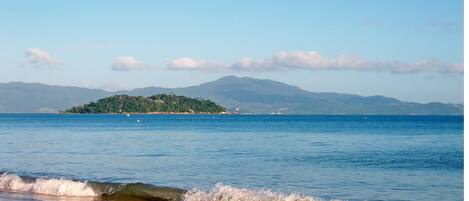 Beach nearby, white sand, 10 beach bars