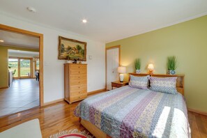 9 Schlafzimmer, Schreibtisch, Reisekinderbett, Internetzugang