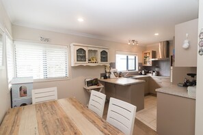 Fridge, microwave, oven, stovetop - Cottage - 2 minute drive to Orewa Beach with it's 3km of golden sands (Orewa)