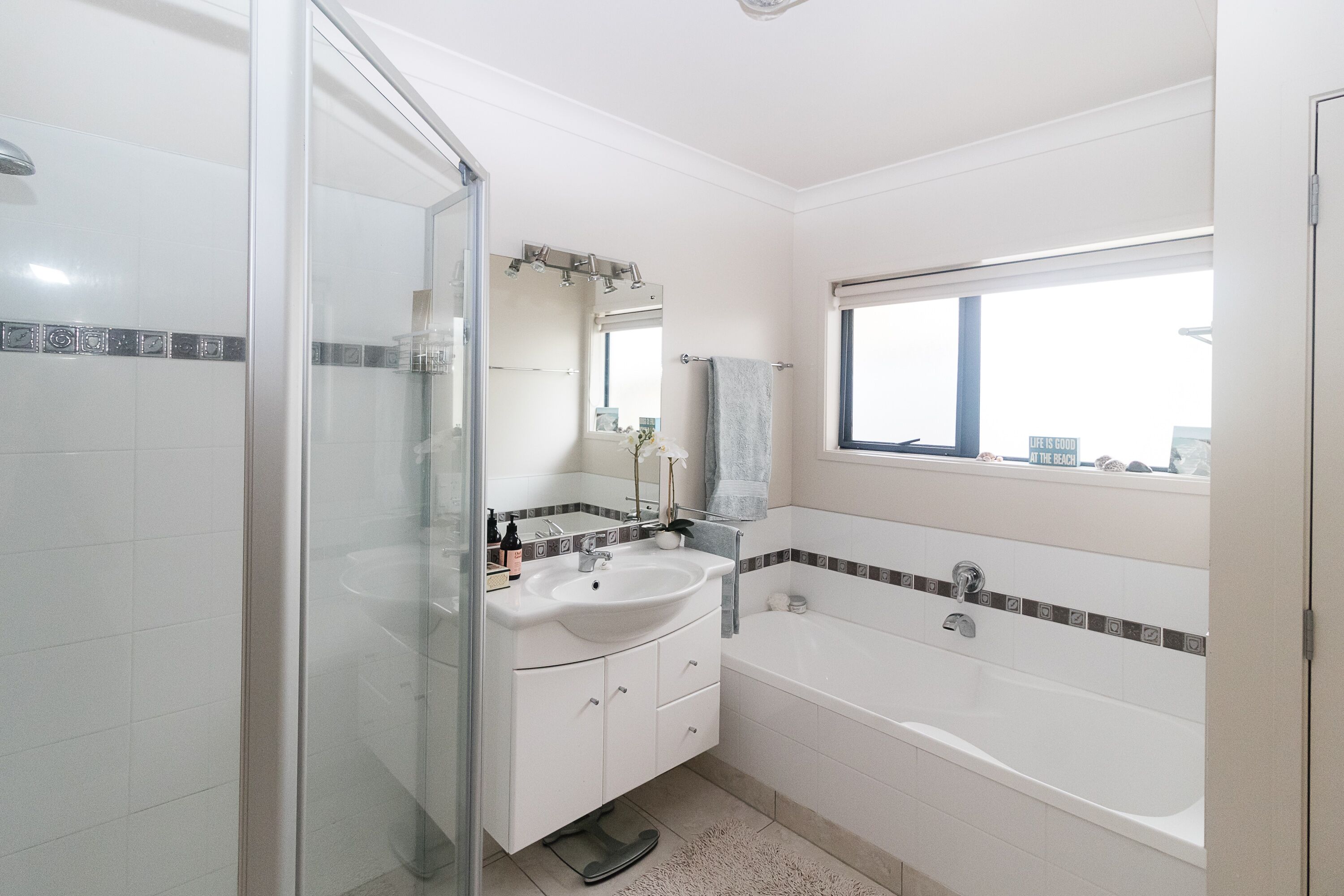 Banheira, secador de cabelo, toalhas de banho, sabonete