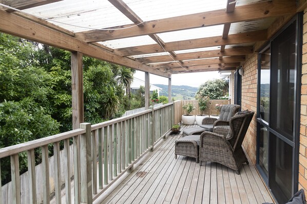 Terrace/patio - Cottage - 2 minute drive to Orewa Beach with it's 3km of golden sands (Orewa)